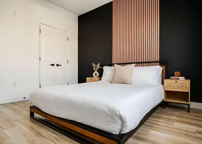 Boulevard Stays Luxe 2Br Near Stadium - Pool Parking & Gym