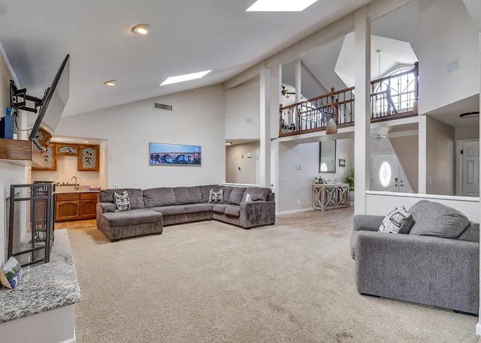 3,000 Sq Ft & Large Yard! 5Br Lake Havasu Home
