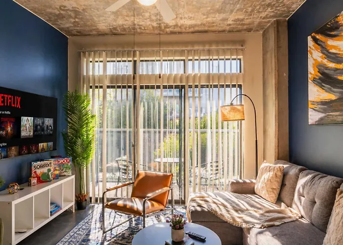 Modern 2Bd - Cdt - Gym, Pool, Parking - Sleep 8
