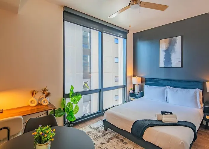 Stunning Studio High Rise Dt Pool, Gym, Parking