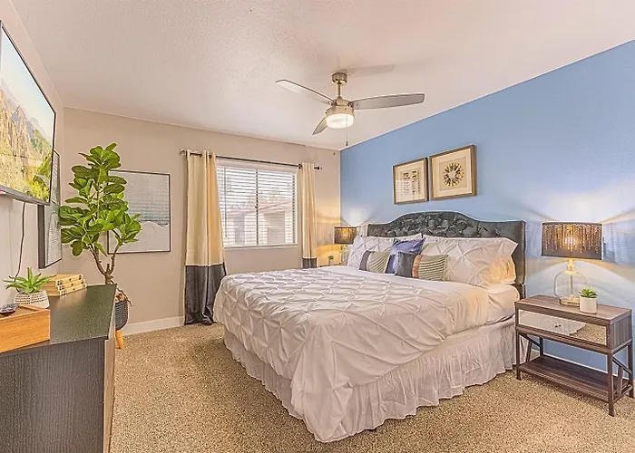 Walk To Dining Modern Stay Parking King Bed