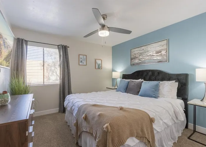 Free Parking King Bed Walk To Dining & Shops
