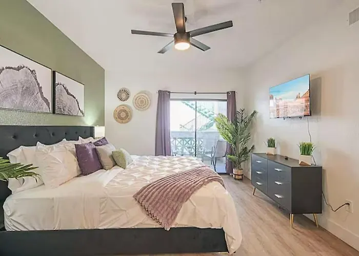 Remodeled King Bed Suite Sonoran Sunset Lounge