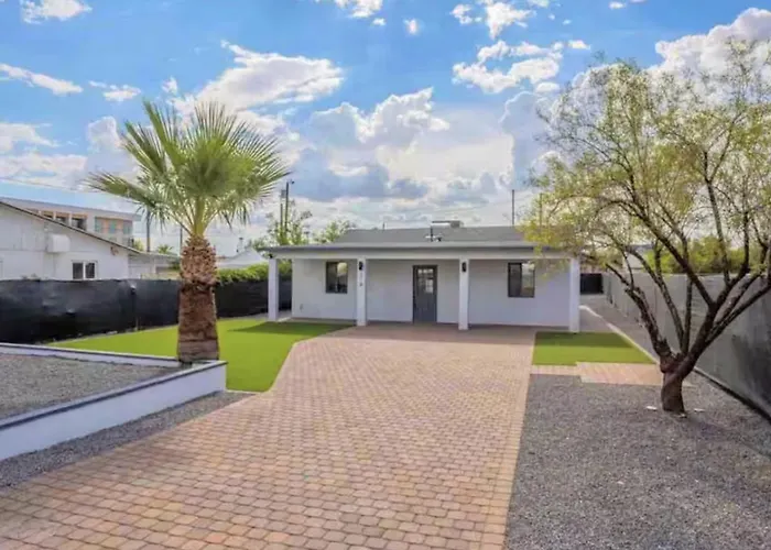 Affordable Modern Home Near Airport! Private Az