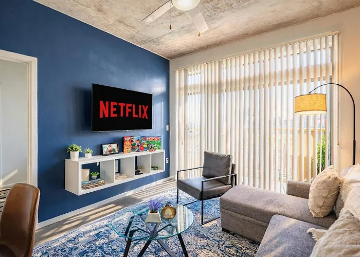 Stunning 2Bd - Central Dt- Gym, Pool, Parking Sleep8