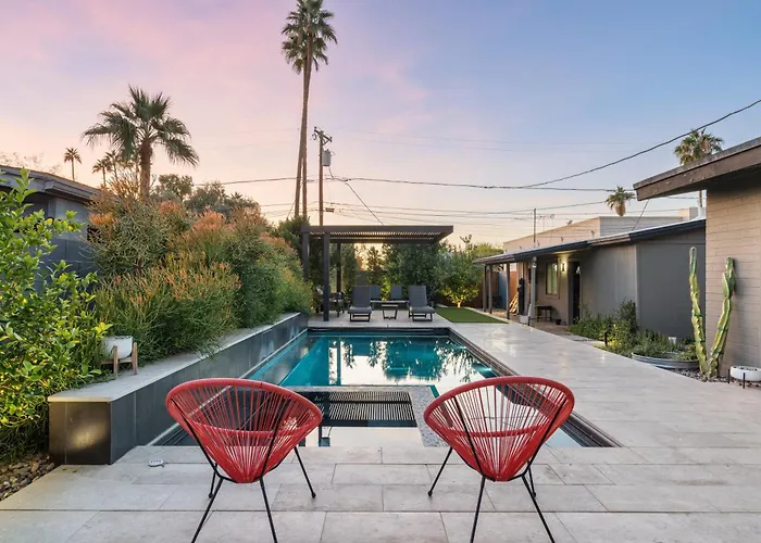 Stylish Oasis In Arcadia: Private Pool Prime Location