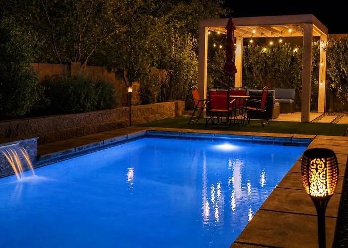 Firepit Nights Private Heated Pool & Bbq
