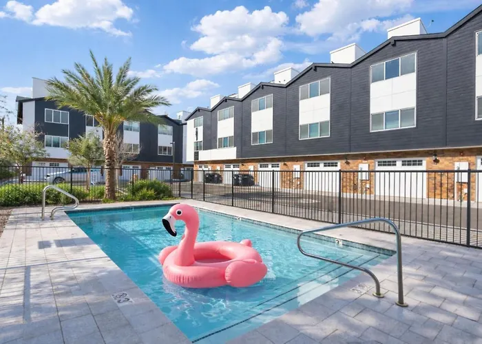 Rare Side-By-Side Dual Townhome Retreat 6Br- King Beds, Pool, Free Parking, Near Old Town And Airport
