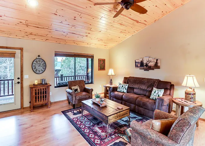 White Mountains Cabin: Near Trails & Lake Access!