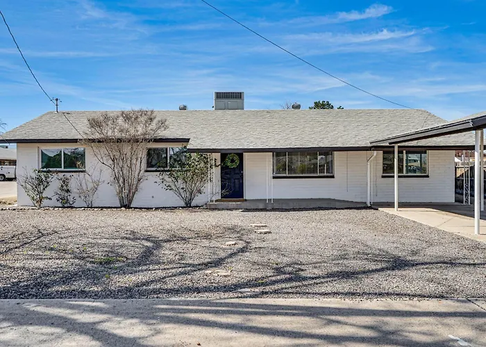 Explore Gila Valley & Eac! Modern Thatcher Home