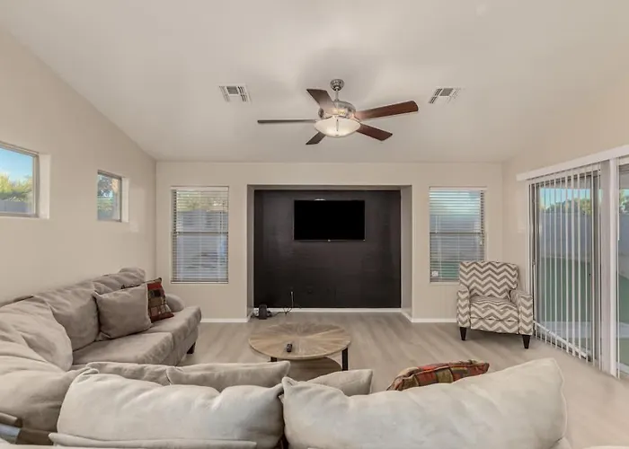 Modern 4Br Retreat With Game Room Backyard & Bbq