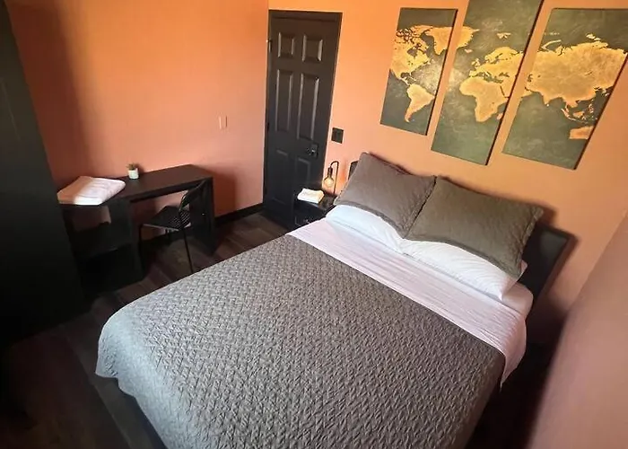 Luxury Room - Queen Bed, Pool & Fast Wi-Fi!