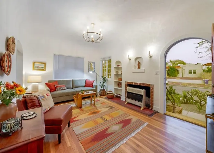Desert Bloom, Blocks From U Of A, 1 Bedroom 1 Ba