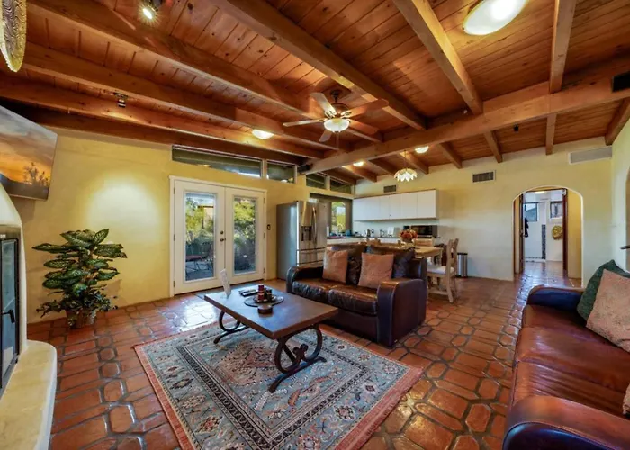 Unique Property, 2 Bedroom 1 Ba, Patio, Kitchenette
