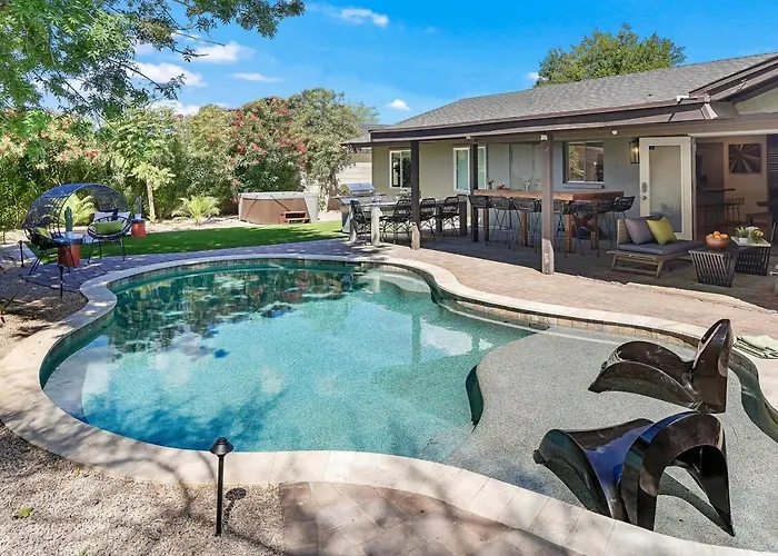 Glamorous Renovated Desert Oasis Heated Pool Tub