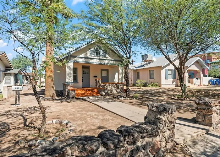 Renovated Historic Gem • Walk To Uofa • Sleeps 8