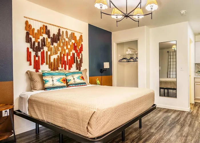 Tolleson Studio Stylish Retreat For 2 Guests