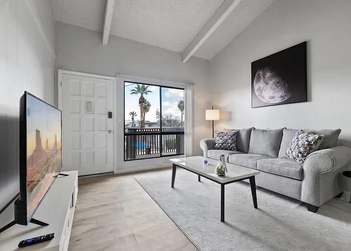 Meticulously Kept Downtown Mesa 1-Bedroom Oasis