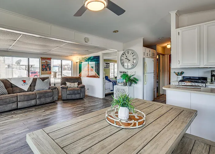 Lake Havasu Home W/ Resort Perks, Walk To Lake