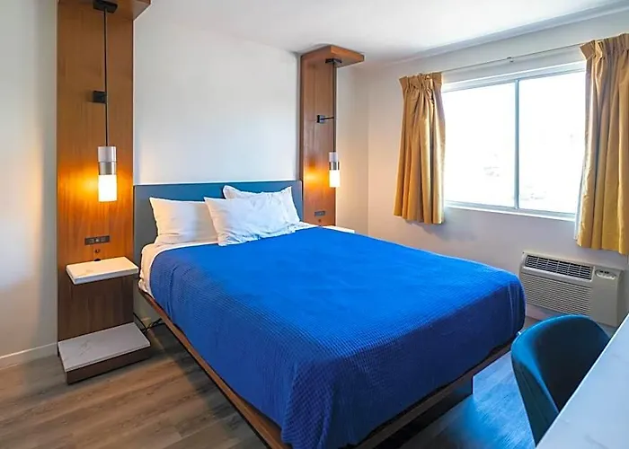 Central Phoenix Hotel