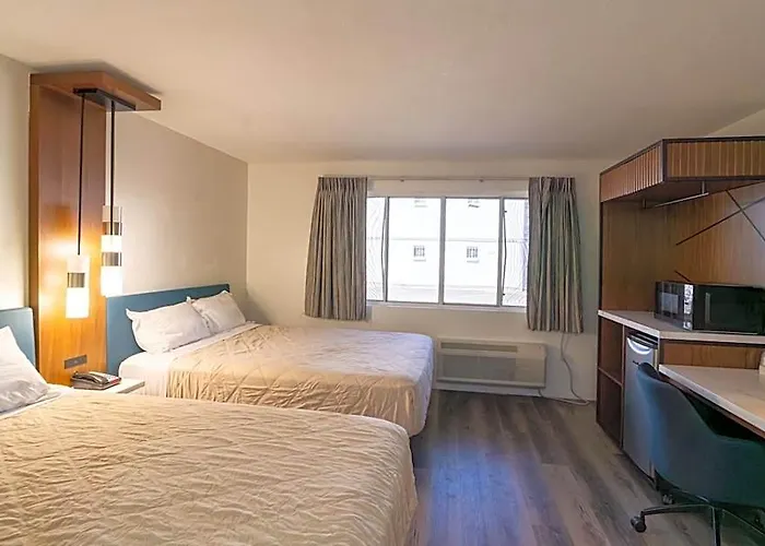 Central Phoenix Hotel
