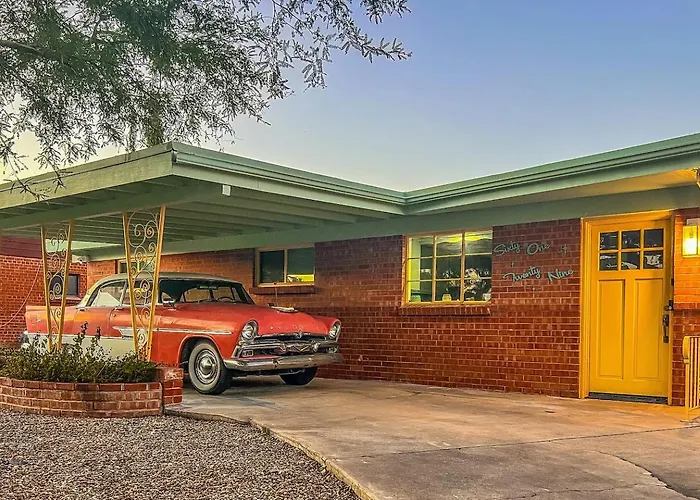Retro Mid-Century Tucson Home With Vintage Style