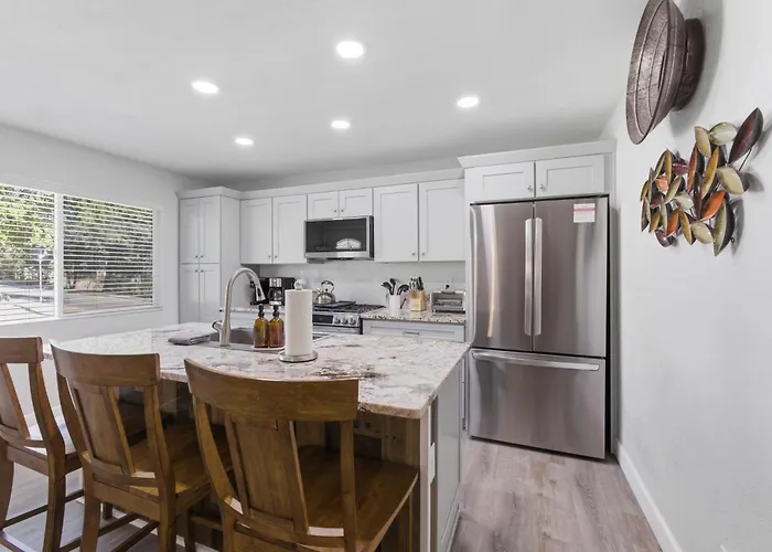 2Br Near Prescott Square - Gray Frontier House