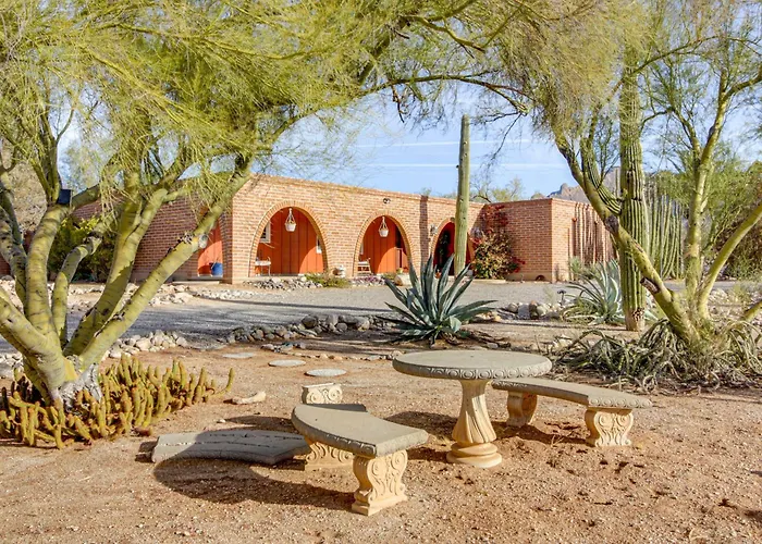 Main House + Casita: Peaceful Tucson Retreat!