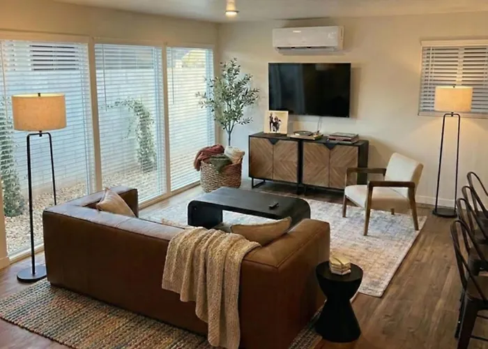 Modern Urban Container Retreat Sleeps 5 Near Uofa, Banner, Central Tucson