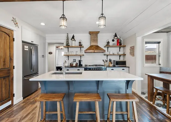 Cute 2 Bedroom Close To Downtown