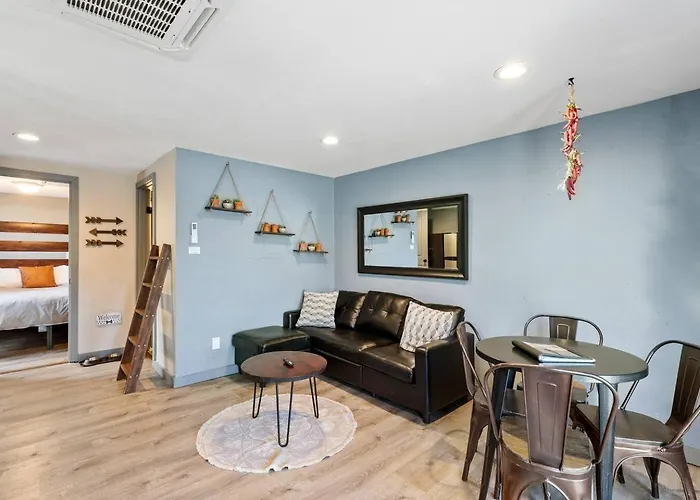 Modern Pet-Friendly Cottage - Graystone Retreat