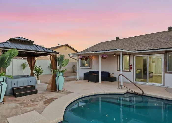 Sonoran Sun Retreat On Dahlia - Pool & Hot Tub!