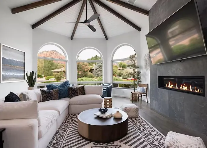 Chapel Showstopper! Walk To Trails, Private Yard