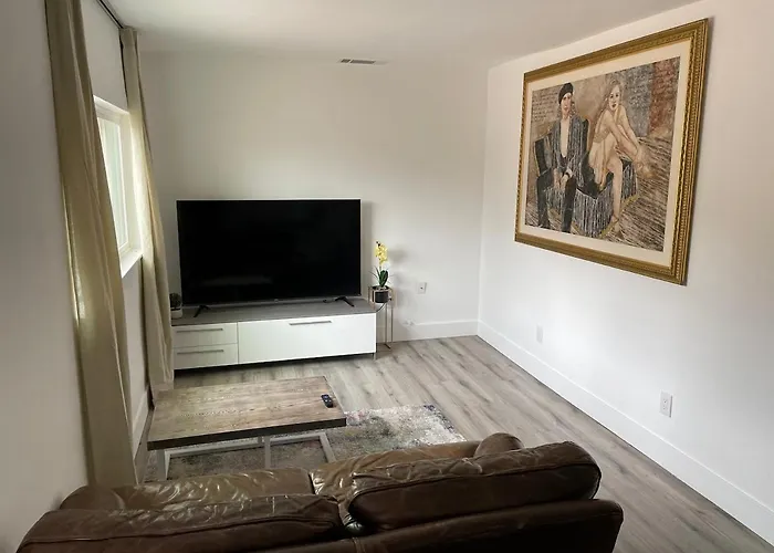 Adorable One Bedroom Guest House With Parking