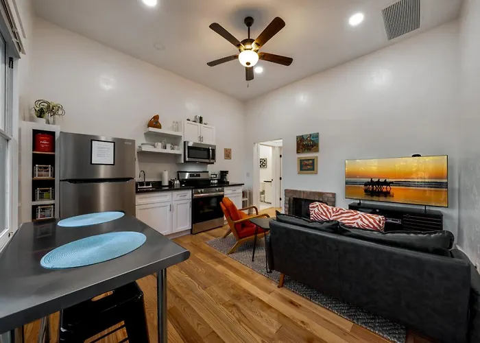 Charming And Cozy, 1 Bedroom 1 Ba , Historic Duplex