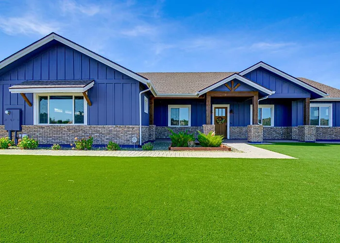 Equine-Friendly Stay: Horse Stable Access, Hot Tub