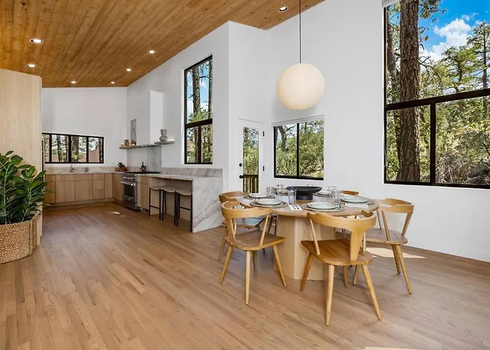 Luxe Treehouse /Stunning Woodside Cabin 4/3