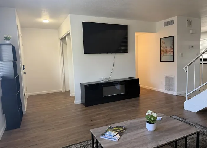 Old Town Art Stay • 3Br Sleeps 10 • Pool