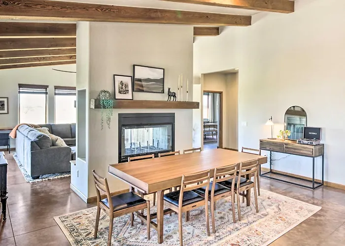 Dual-Unit Ranch In Elgin Wine Country!
