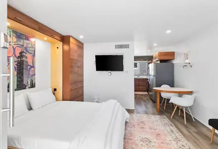 Central Dtph Studio Retreat With Pool