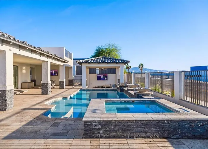 Luxury Cardinal Retreat - Pool, Spa, Bbq, Garage