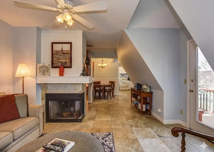 The Terrace 2 Bedroom Near The Courthouse Square With A King Bed In The Master Br