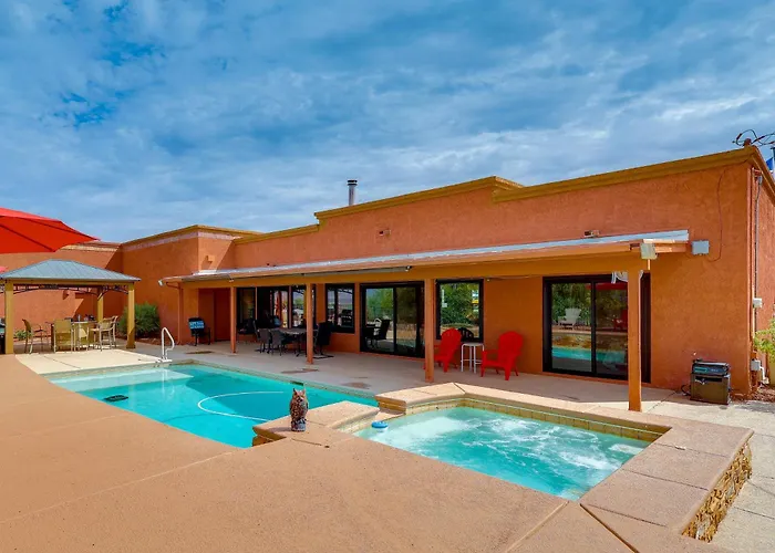2 Mi To Lake Havasu! Mtn-View Poolside Paradise
