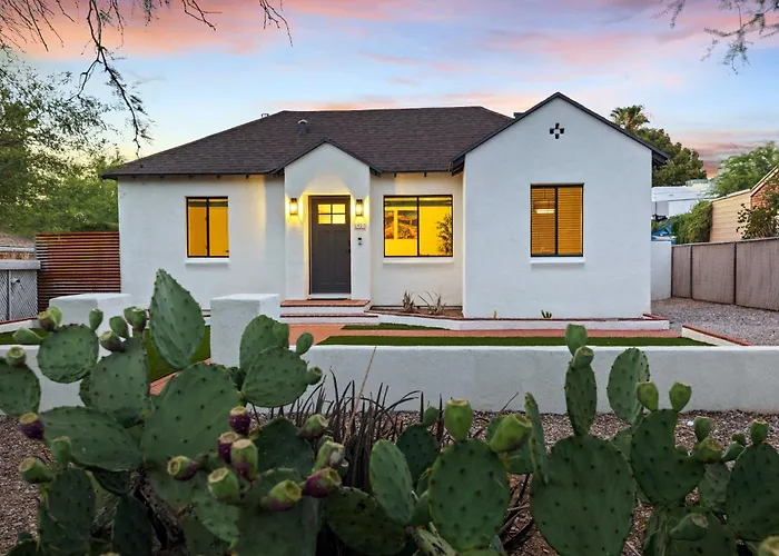 Luxury 5 Bedroom Retreat Sleeps 11 Near U Of A
