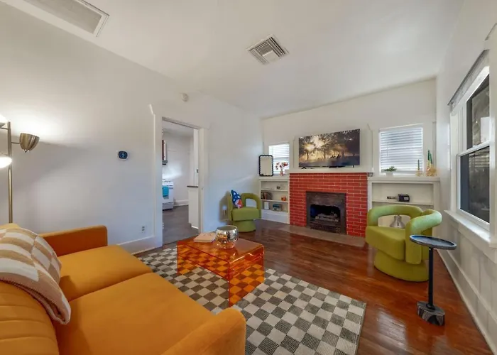 Close To U Of A, Stylish And Cozy, 1 Bedroom 1 Ba, Porch