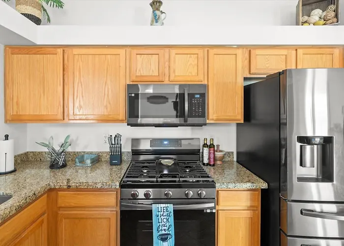 Fully Furnished Phoenix Home Workspace 30 Day Stays