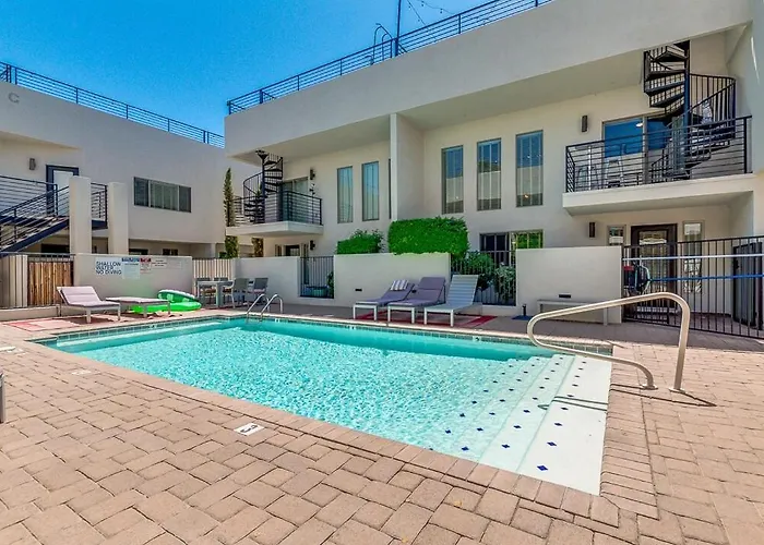Spectacular Old Town 2Bd 2Ba Pool Rooftop Pingpong
