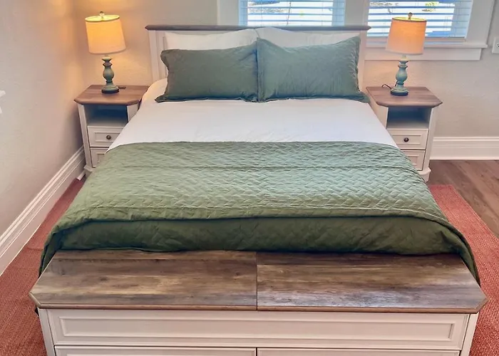Newly Remodeled Luxury Studio 2 Blocks To Square!