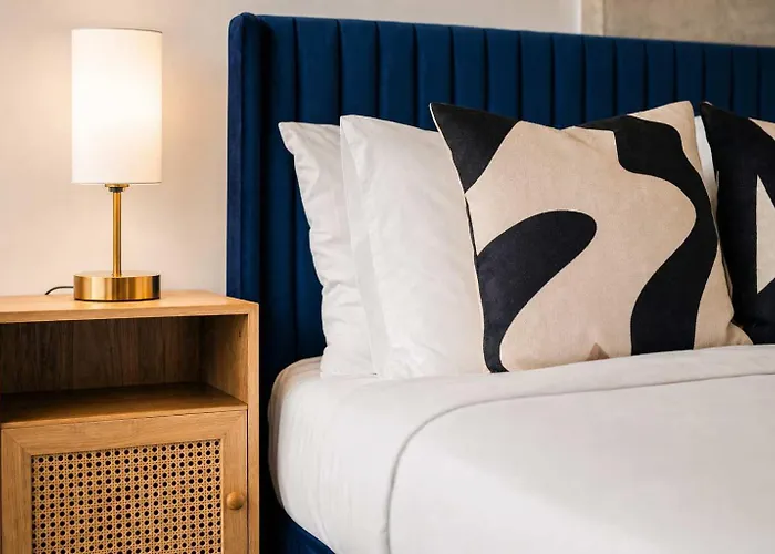 Boulevard Stays Luxe Downtown Studio Pool Gym & Parking