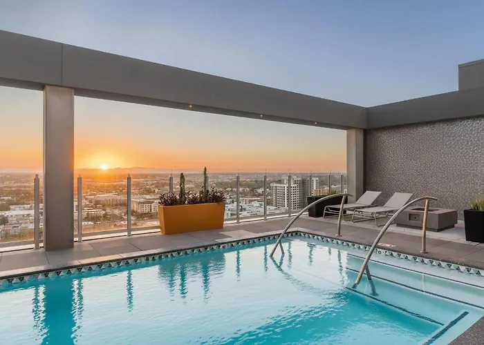 Boulevard Stays Highrise Stu Sky Pool Gym 40